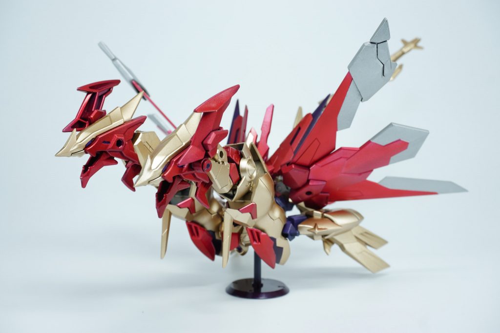 ルインスペリオルドラゴン ワイバーンモードスペリオルカイザーのカイザーワイバーン形態をベースに考案された、分離形態この形態でもMS一機クラスの大きさと性能を備え、アルスコアガンダムとの連携攻撃を可能としている