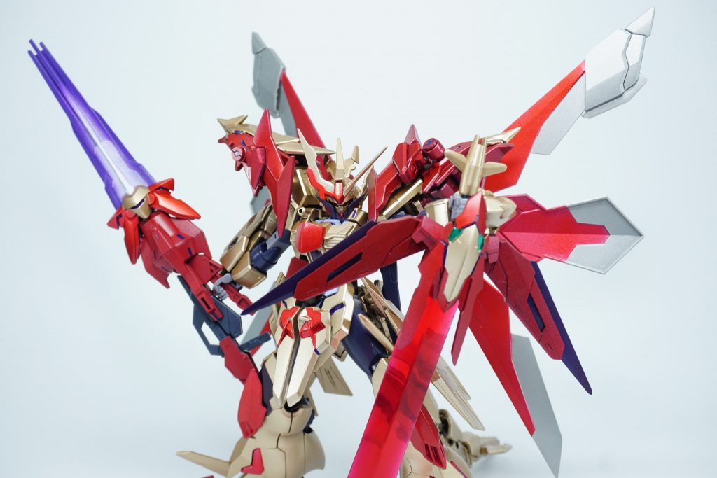 ドラゴンシールドは変形により、遠近に対応した武装に変形可能となっているまずビームソードモードこの武装はカザミのイージスナイトのキングモードを参考に独自に追加され、イージスナイトとは対になるように破壊のために振るわれる大型ランスとの二刀流で、擬似的にスペリオルカイザーZの戦闘方法を再現可能である