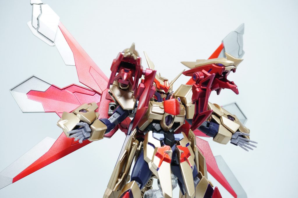 なお、両肩のドラゴンヘッドも前方に向け、発射形態をとることも可能となっており、高圧縮された火炎弾を放つこの武装は敵機パイロットを焼き殺すだけでなく、民間人や住居を焼き尽くす獄炎ともなる凶悪な武装である