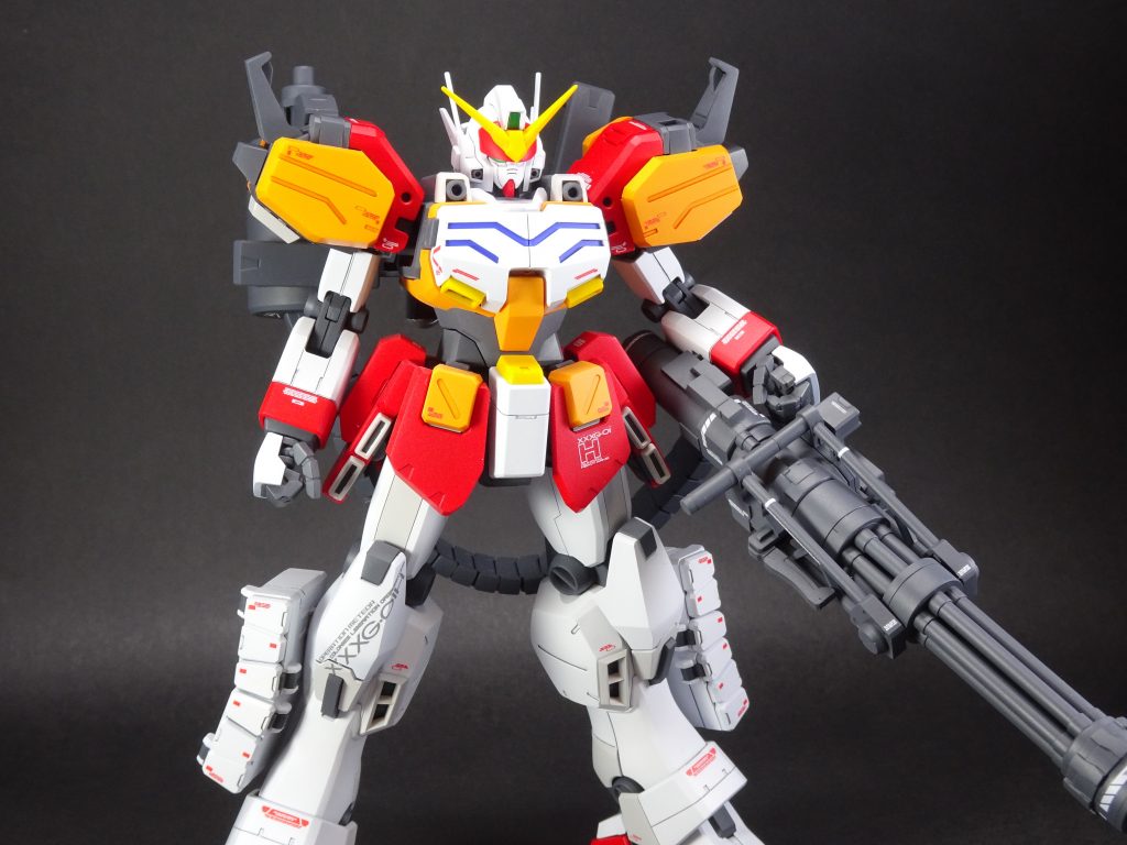 実弾系武器だし、開閉箇所多いので、メンテも多かろうと先行の2機と比べコーションデカール多めです。そんな中、右膝のデカールはデザイン・カッコよさ重視で貼りましたが、非常にうまく決まりました。