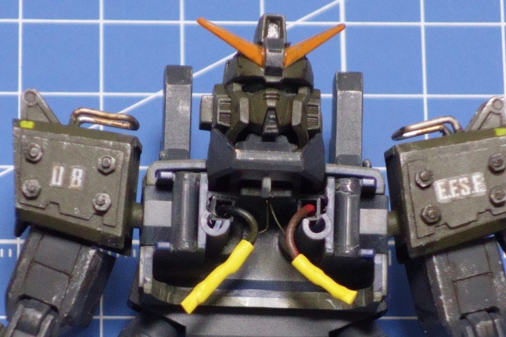 背中から貫通した2本のピンが、首を通って頭の中のLEDに繋がります。