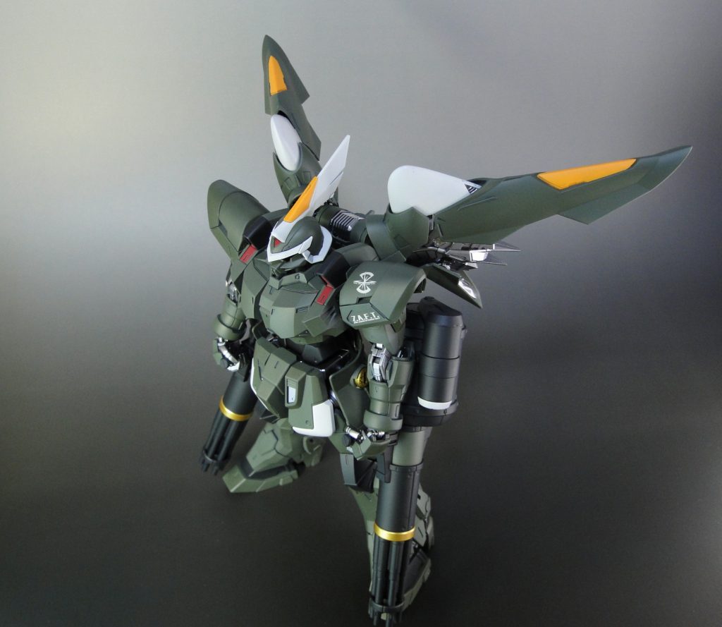 その他作業ポイント ・ディテールダウン ・バックパック上面の合わせ目に被るモールドを削除、コトブキヤMSGに置換 ・膝をまっすぐ伸ばせるよう関節を調整 ・首短縮、太腿延長、モノアイクリアパーツ化