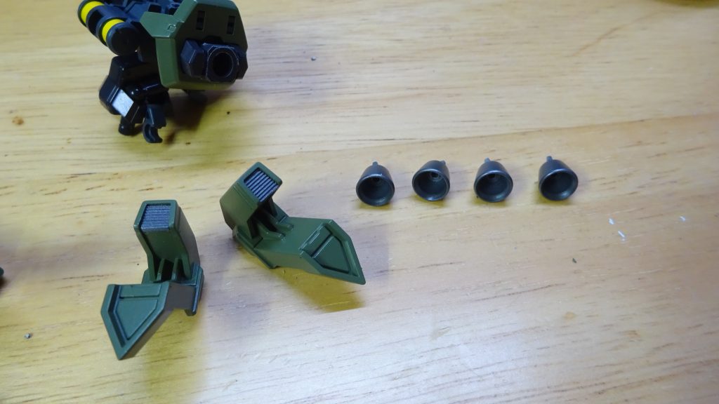 足裏はかかと部分が空洞だったのでコトブキヤのM.S.G「メッシュプレート」を切り出してはめ込んでいます。