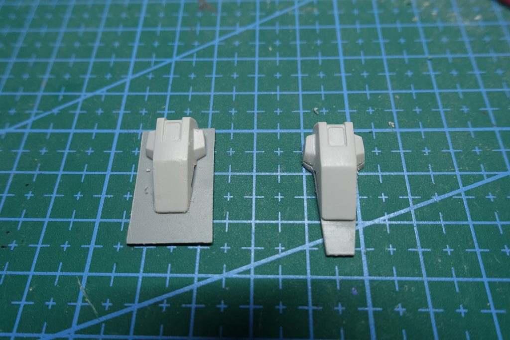 腰のアーマーはプラバンで延長。