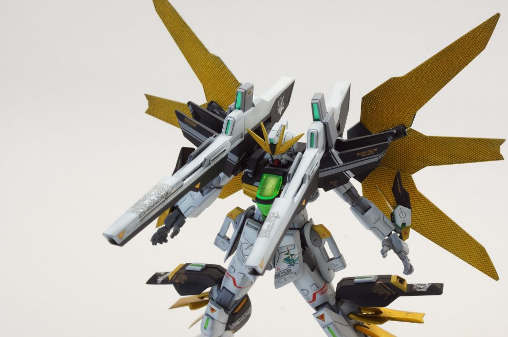 サテライトキャノンのラジエーターパネルは黒サフ→サニーゴールド→クリアイエローです