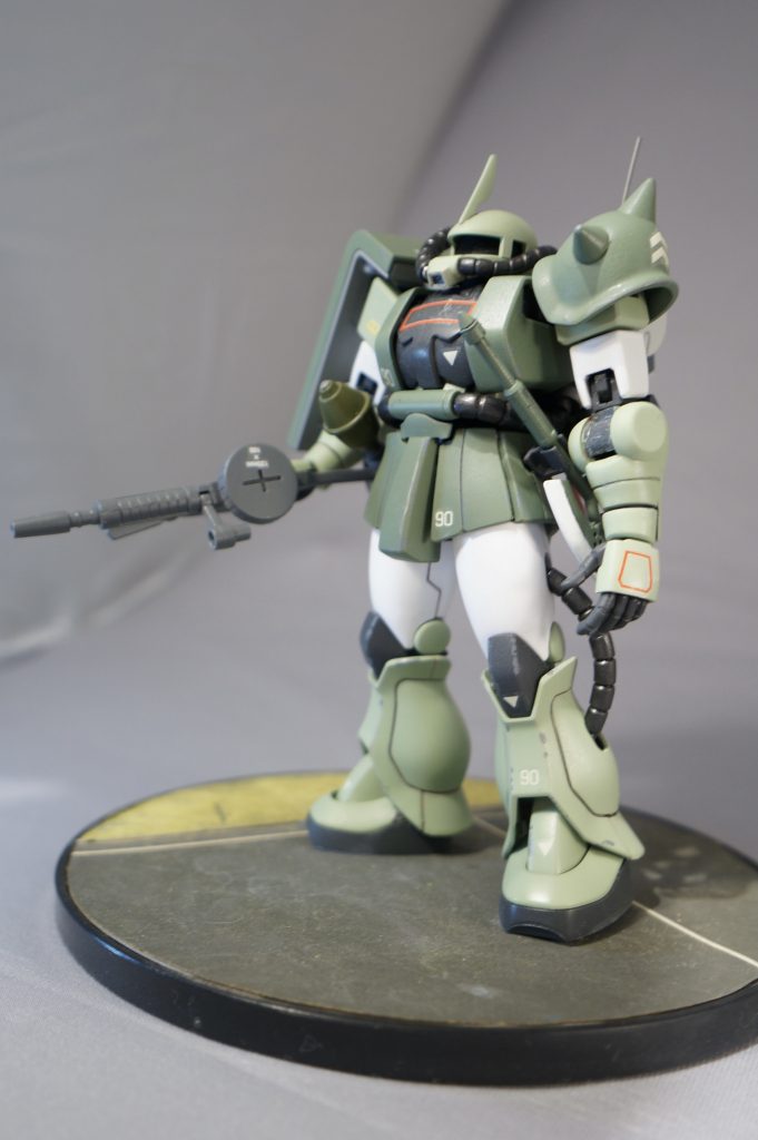 ザク本体はほぼ素組みで、ＭＳＶ的雰囲気で全塗装しました。上腕と太ももがホワイト＋動力パイプはガンメタ色＋モノアイ非点灯な感じがＭＳＶ的。