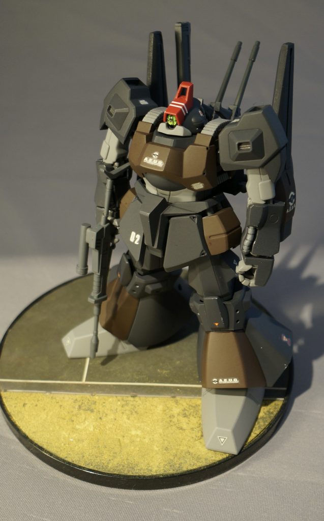 モノアイが奥目がちになるように削り込んでいます。