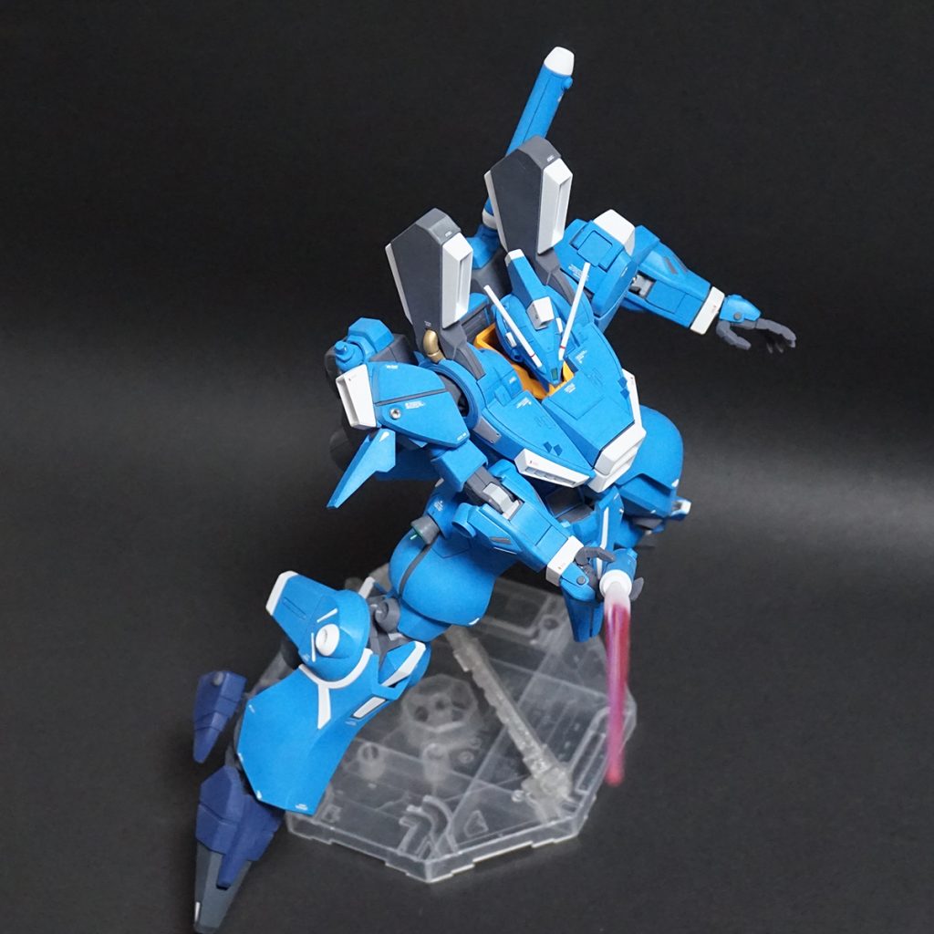 ビームサーベルを構えて