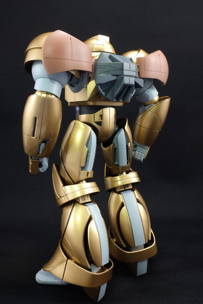 ちょっと膝曲げちゃってますが後ろ姿がきれいです。合わせ目のほとんどはそのままで良い感じだと思います。結構うで長いですね・