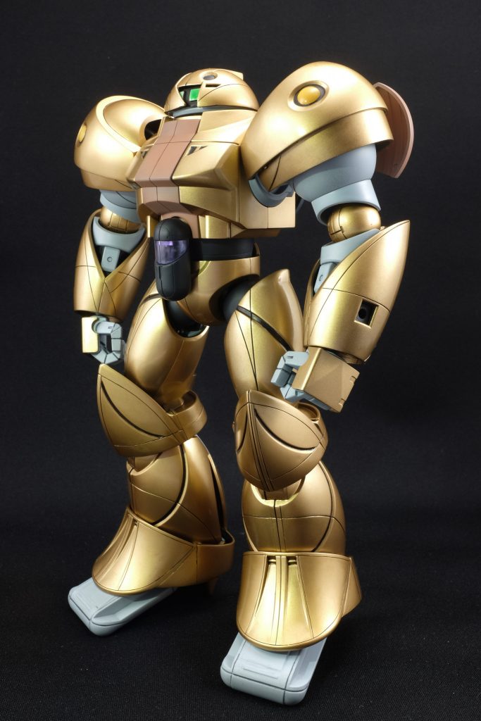 脚の関節がふにゃふにゃで、ハイヒールなので自立が難しいです。しかし立ち姿がきれいな機体だと思うので関節をすべて接着したかったんですが、とりあえず写真撮っちゃいました。肘の球体が好きです。