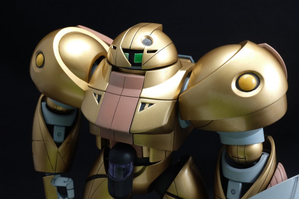 1/100モビルスモーをツヤありで塗りました。もともとのメッキを落として塗ってみたんですが、落とし方が足りずうまく金色が乗らなかった箇所やふつうに失敗した所を何度も塗りなおすなど、模型活動をしてない時間もあり完成まで結構掛かりました。