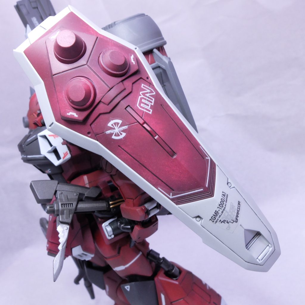 シールドのようなまだらな感じで赤色部のみを塗装していますとげとげした感じが嫌いなので多少変更しています