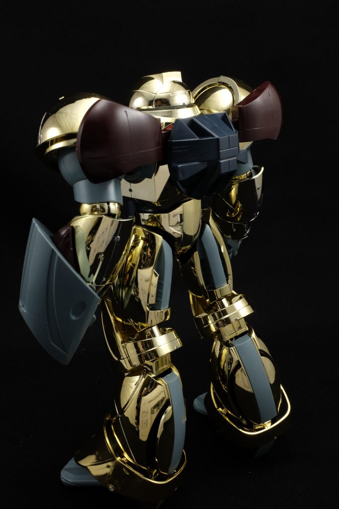 顔が映り込んでいますが; メッキ状態のスモー。この機体はこのままが幸せだったかもしれない…