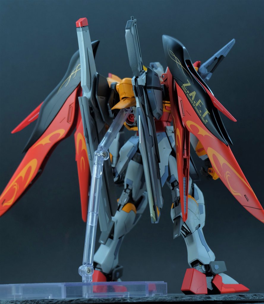 武装はモノトーンでシックに纏め、その分羽を派手にしてみました。