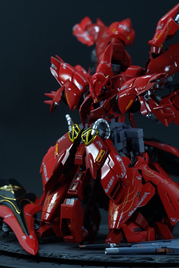 外の人。RGのサザビーとシナンジュをこれでもかと使用した贅沢な一品頭部の造形は半分パテ