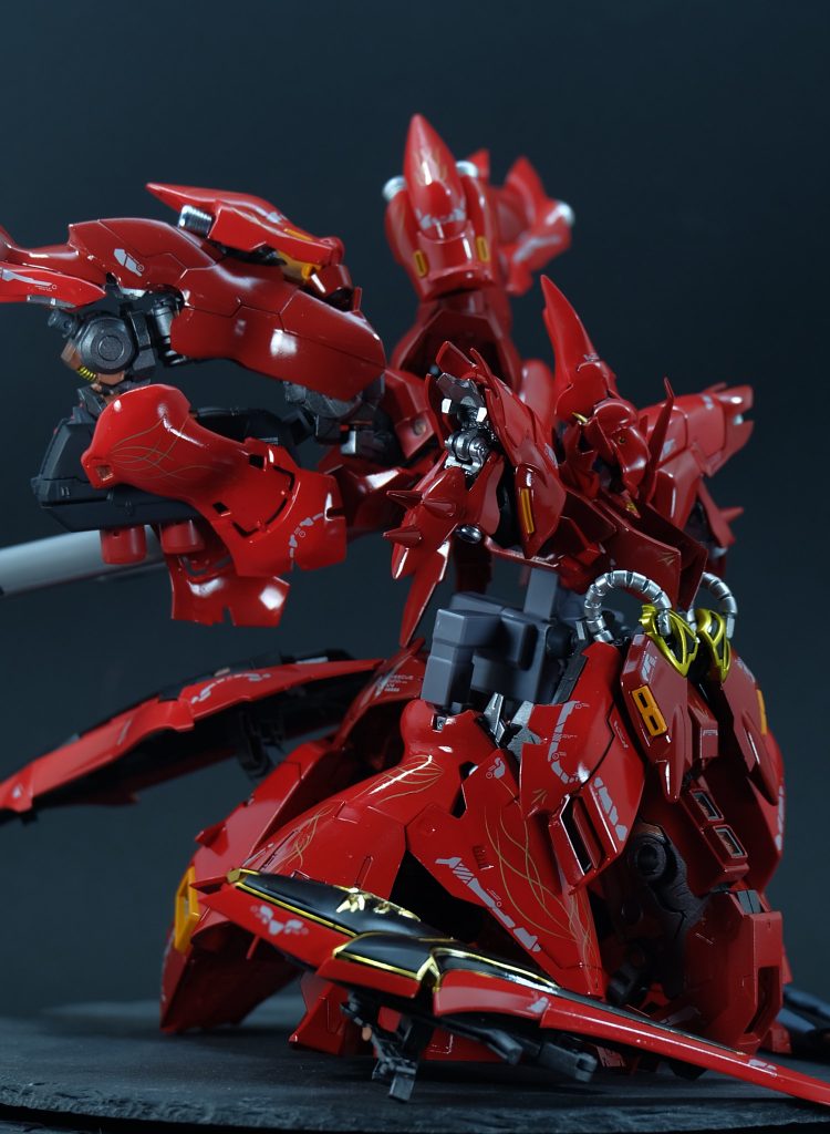 背部のバインダーは本家とは異なり下部にファンネルラックを設置する形に。設定としてはファンネルの耐久性向上のため。じゃあ、このデカいバインダーは何かって?あった方がカッコいいじゃん。