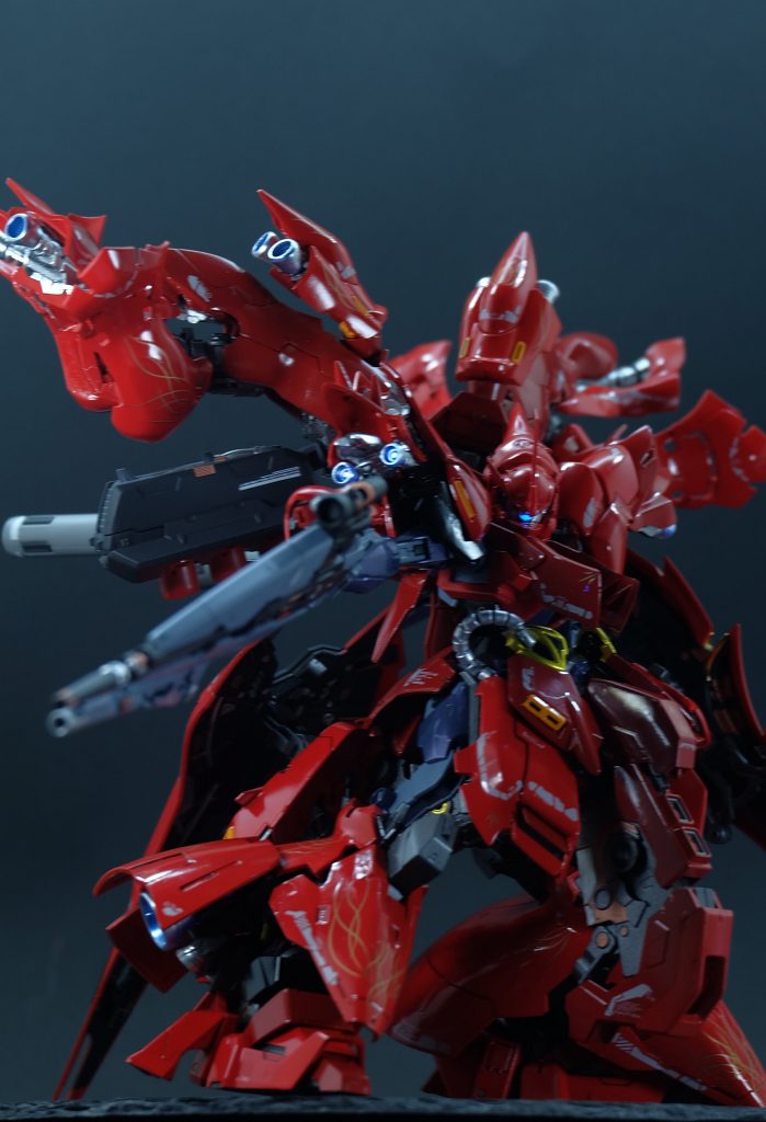 機体設定アルスの開発した新アーマー。ヒロトへの再戦を果たすために研究を重ね、アルスの辿り着いたデータはシャア・アズナブル。逆襲を冠する彼の乗機を元に作り上げたのがこのアーマーである。機体名のインフェクティッドは感染を意味する本来機体名称のナイチンゲールはサヨナキドリの意味であるが、アルスの学習不足なのか、敢えてなのかは不明だが、クリミアの天使と謡われたナイチンゲールを対象としたネーミングとなっており、戦場にて数多の兵士を感染症から救った彼女の功績を真っ向から踏み躙るネーミングとなっている。機体性能は超高機動かつ重装甲という基本スペックのみに重点を置いた使用である。ファンネルこそ装備しているが、中遠距離の牽制や相手の選択肢を狭める意味合いが強い。武装面では超遠距離からの精密射撃を可能にするスナイパーライフルモデルのビームライフルと腕部、およびシールドに懸架されたビームサーベルとビームライフルが主兵装となる。どの武装も大型機体ゆえの高出力を誇り、一撃当てればそれで良しという極端な出力構成である。要するにファンネルを使い、対象の戦闘レンジを自在に変化させ、隙をついた致命傷を叩き込むというのが本機の戦闘スタイルである