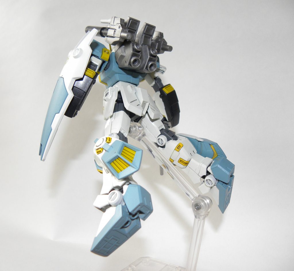 バックショット。バックパックもMr.カラーのメッキシルバーを使い金属っぽく仕上げています。ただし、スラスター内部など一部塗装をサボる悪いクセが…(笑)