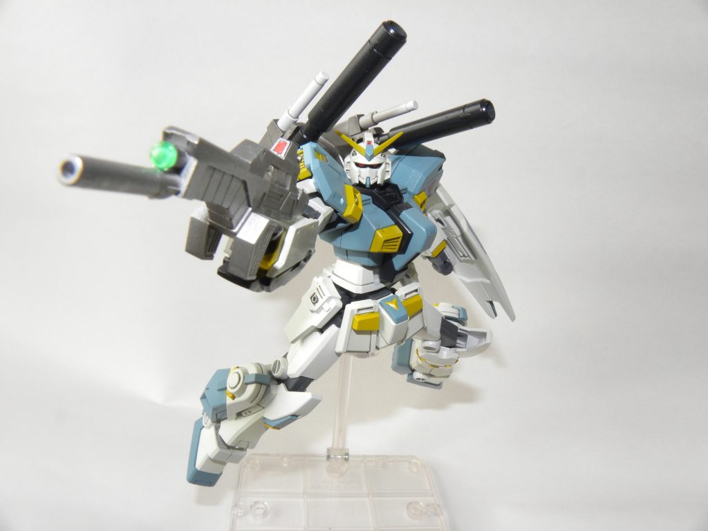 ビームライフルはビルダーパーツのレンズを使って、それっぽく仕上げています。また写真ではわかりづらいですが、シールドと左腕のアタッチ部は既存のアタッチパーツを使わず、ネオジム磁石を使って密着させることで、シールドが浮いて見えるのを抑えて全体のスタイリングを向上させています。初投稿なので、今回は控えめにここまでとなります。今後も宇宙世紀シリーズのほかSEEDやその他作品のガンプラ写真をあげますので、どうぞよろしくお願いいたします。閲覧いただき、ありがとうございました!!