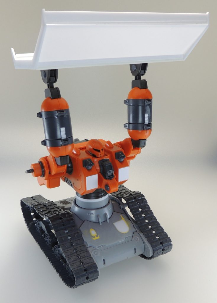 ガンタンク初期型の前面の武装が付いていた部分は、全て取り払ってプラ板で塞ぎました。