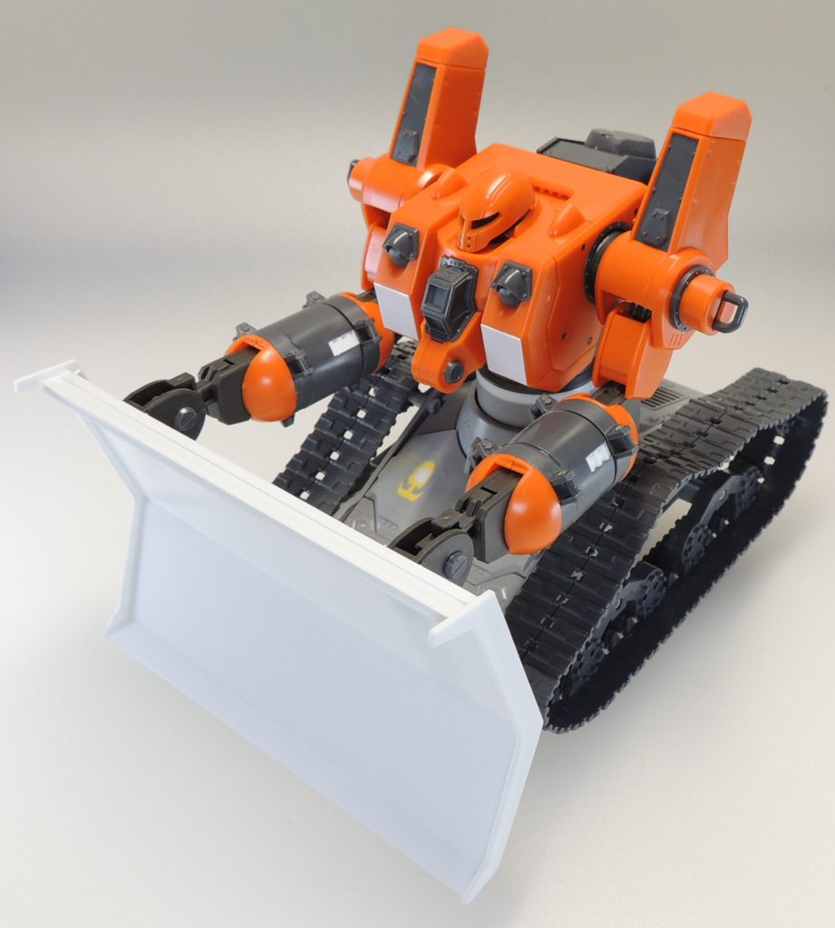 白い部分はプラ板やプラ材、オレンジの部分はモビルワーカー、下半身は丸々ガンタンクです。