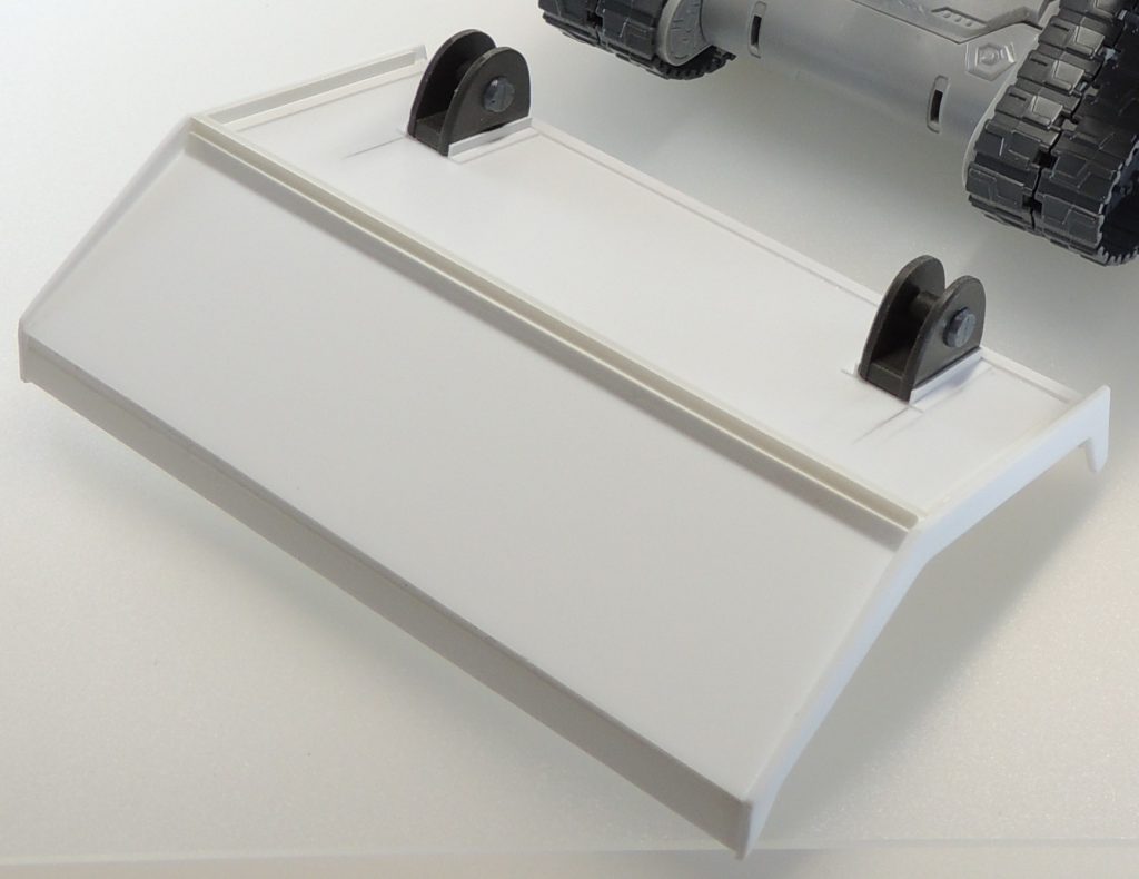 ブルドーザの排土板(ブレード)は、プラ板を貼り合わせて自作しています。スケールモデルや重機のミニチュア等から、ジャストサイズの流用部品を探したのですが、なかなか見つかりませんでした。設定画や劇中の登場コマを参考にして、形状を決めています。