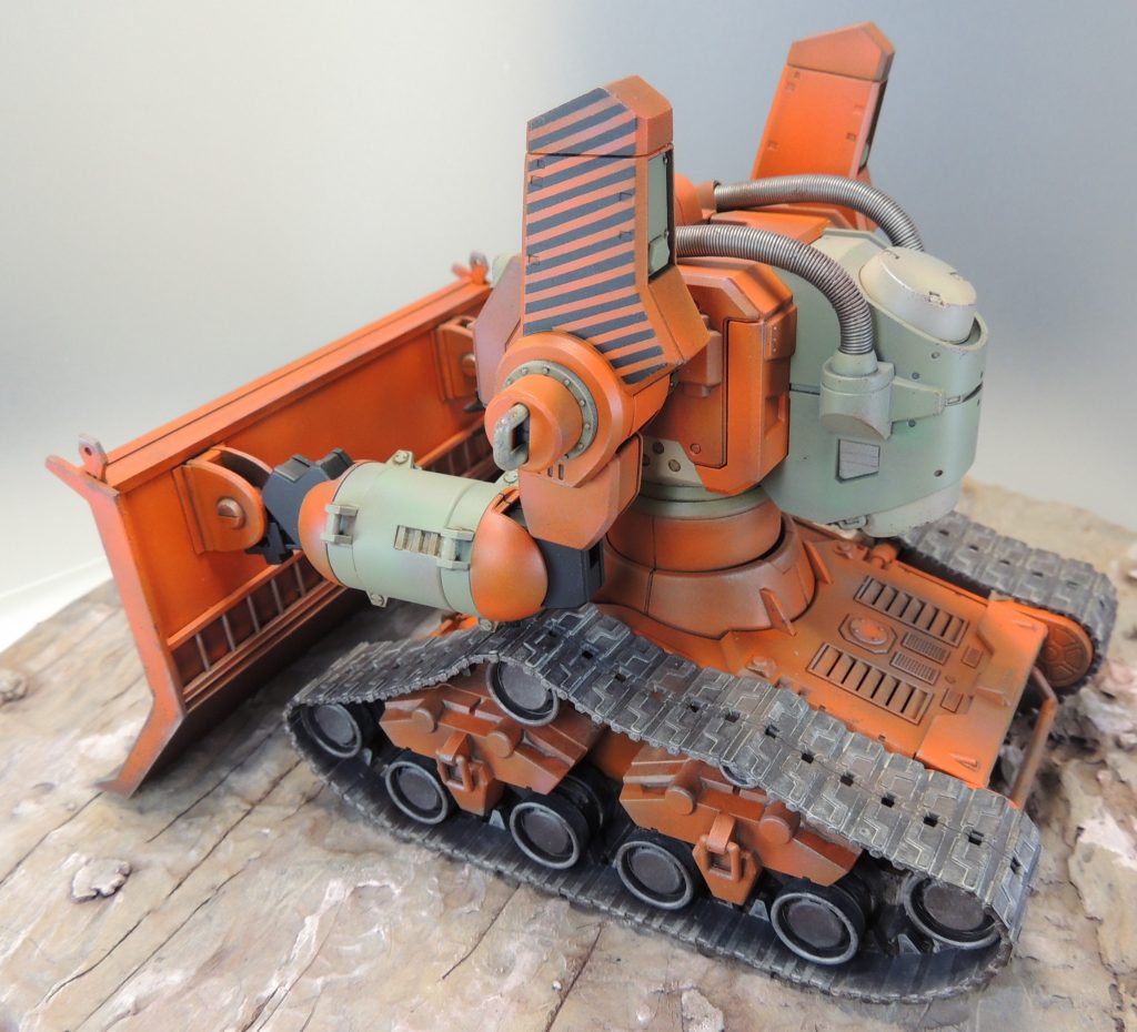 肩のストライプ模様はマスキングで処理しました。スケールモデルの模型誌等を参考に、キャタピラの塗装とウェザリングを行っています。