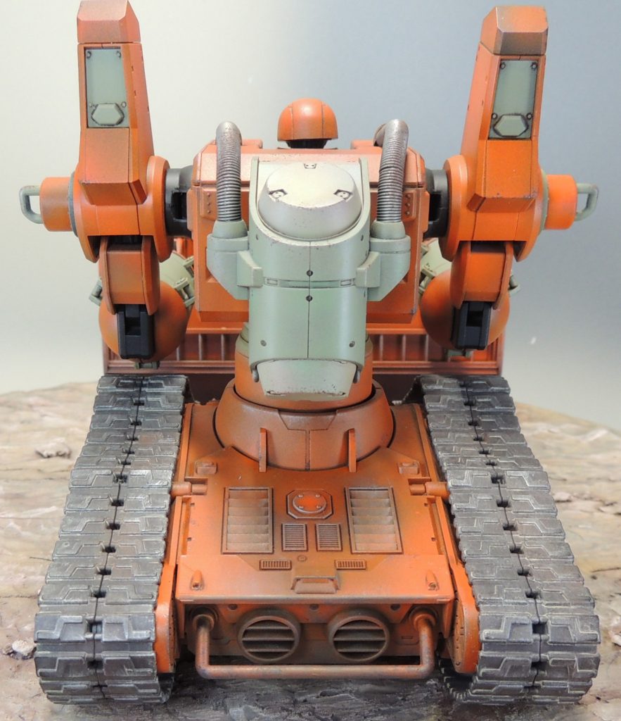 背面のショットです。両肩の動力パイプは4㎜径のスプリングを使用し、プライマーを塗ってから塗装しています。無骨な雰囲気を出すのに一役買っています。