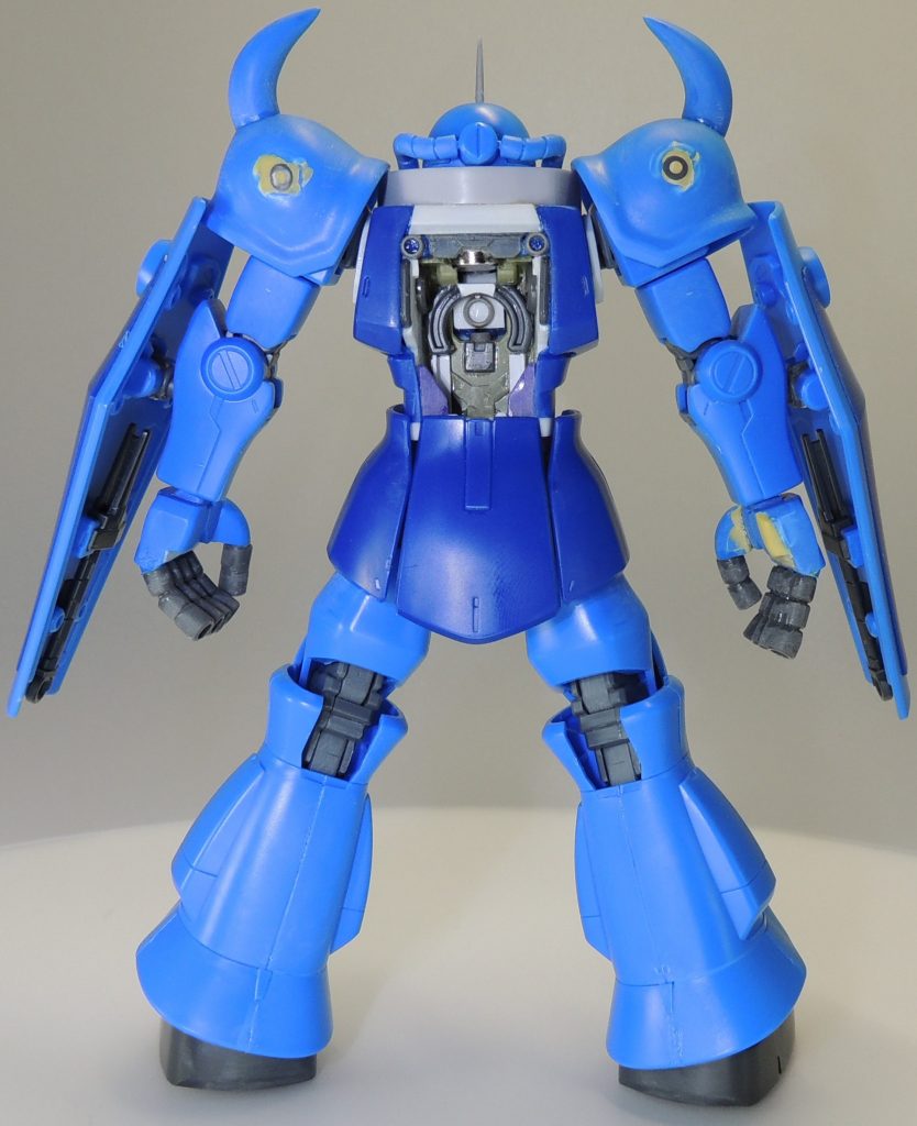 グフの背面内部の様子が分かるショットです。両手のフィンガー・バルカンは、市販のディティールアップパーツ(パイプのパーツ)を使用しています。