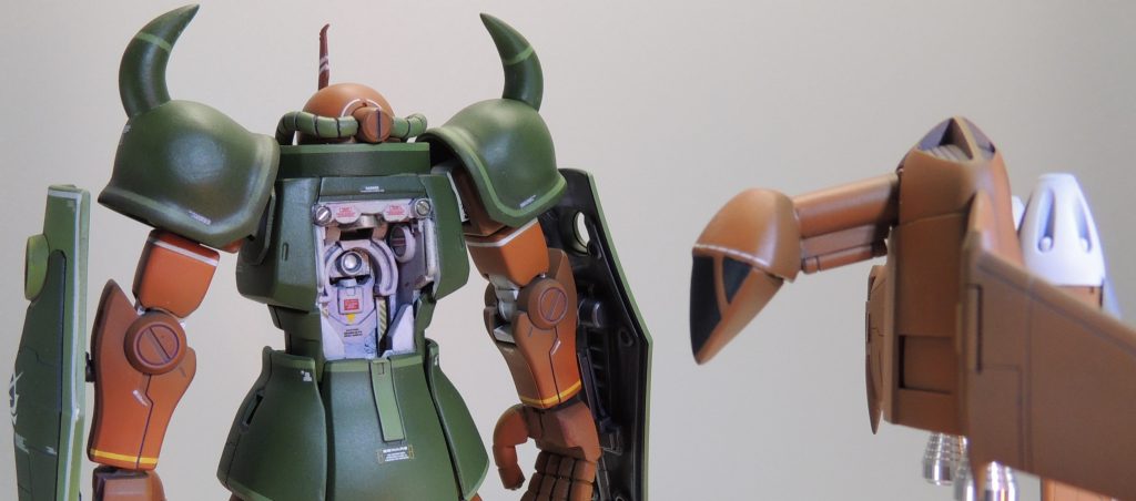 背面のリトル・ドップを分離したところです。リトル・ドップの機首をそのまま背中にセットします。接続にはネオジム磁石を使用しており、小気味よくカチッとハマって接続位置に固定されます。