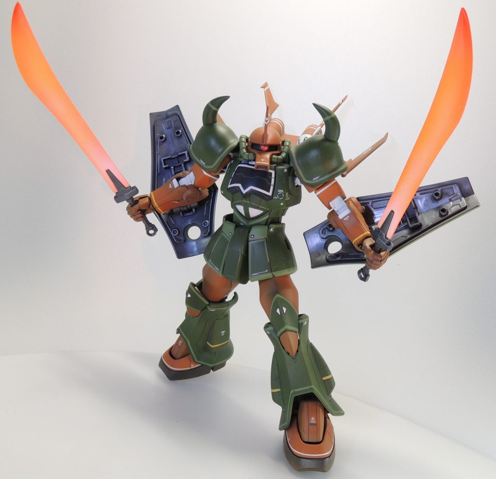 武装は2枚あるグフ・シールドの裏面に装着しているヒート・サーベルです。刃の発光状態をエアブラシによるグラデーションで表現しています。