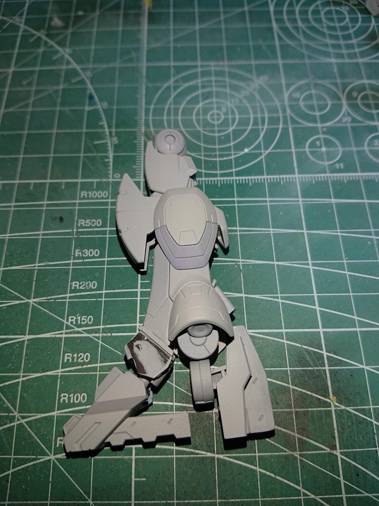 こんな感じで主に足の先を切った貼ったで加工して、かなりマッシブな仕上がりになっています。