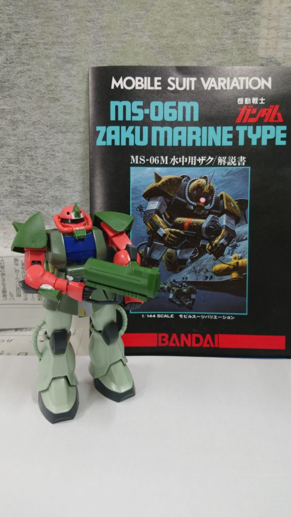 頭部と両腕は HGUC 234 MS-06S シャア専用ザクⅡ。胴体と両脚は HGUC 040 MS-06 量産型ザク。搭乗ハッチを HGUC 064 MS-05B ザクⅠから。ショルダーアーマー、バックパック、サブロックガン等を旧キットから取りました。