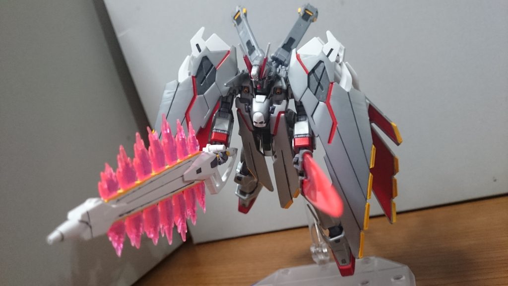 前面のマント4枚は設定画通りの形状の新規パーツで、X1との差異がちゃんと再現されてるんスけど、肩の前面マントの上部の赤いラインは再現されてなかったので、追加してるっス