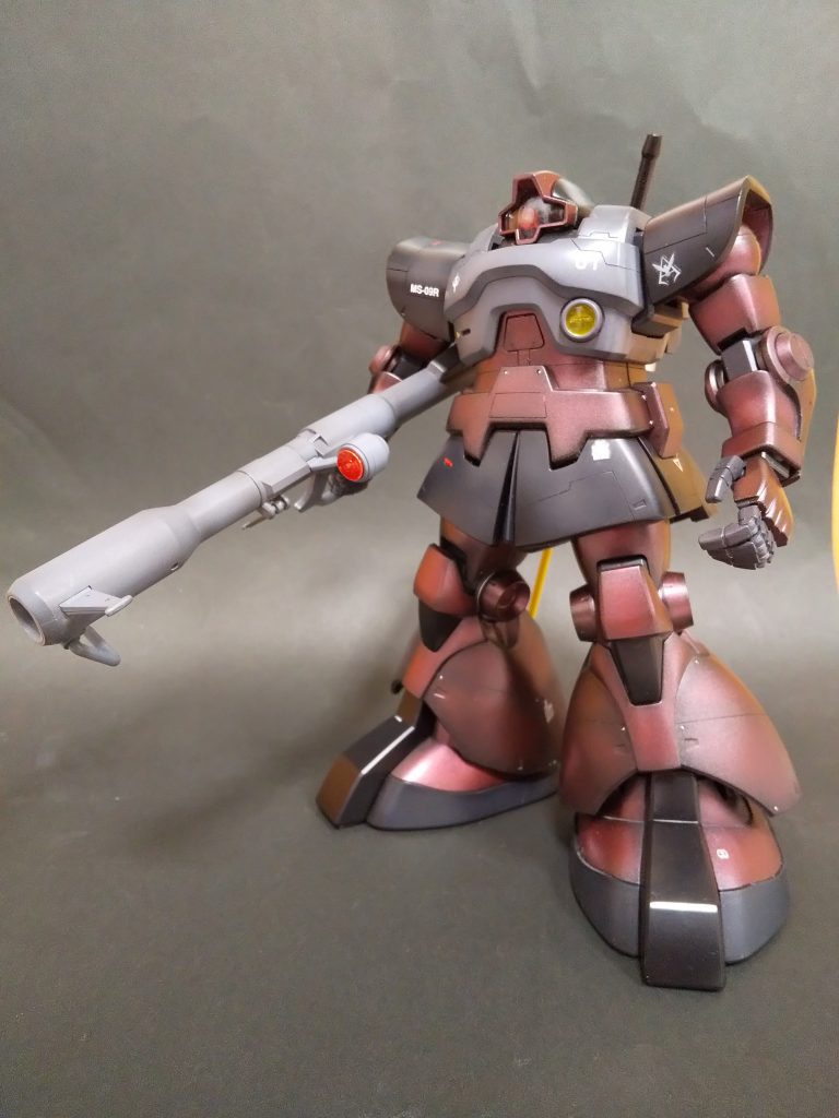 全体像 モノアイ消灯電池ボックスは両足つま先部分に作成、黒いひずめパーツが蓋を兼ねています。配線は関節内部を通っているので自由に曲げる事もできます。