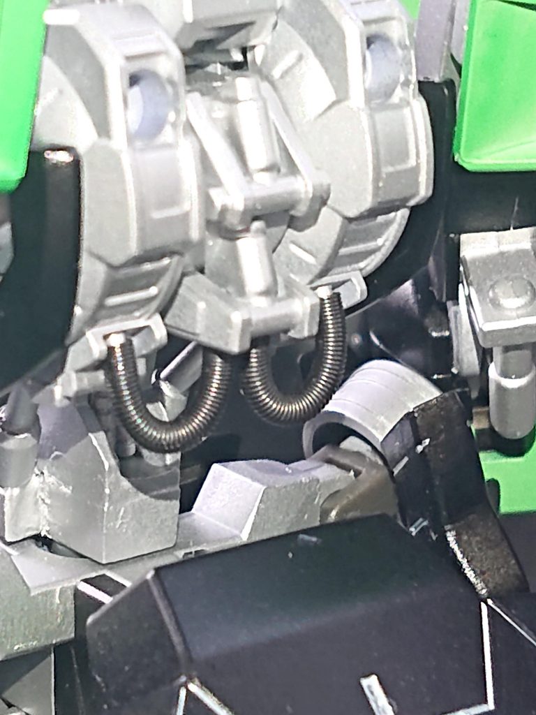 今回は普段鉄血作品に施すスプリング加工を、足とは別で背中にもつけました。これでもちゃんと可動してくれます!