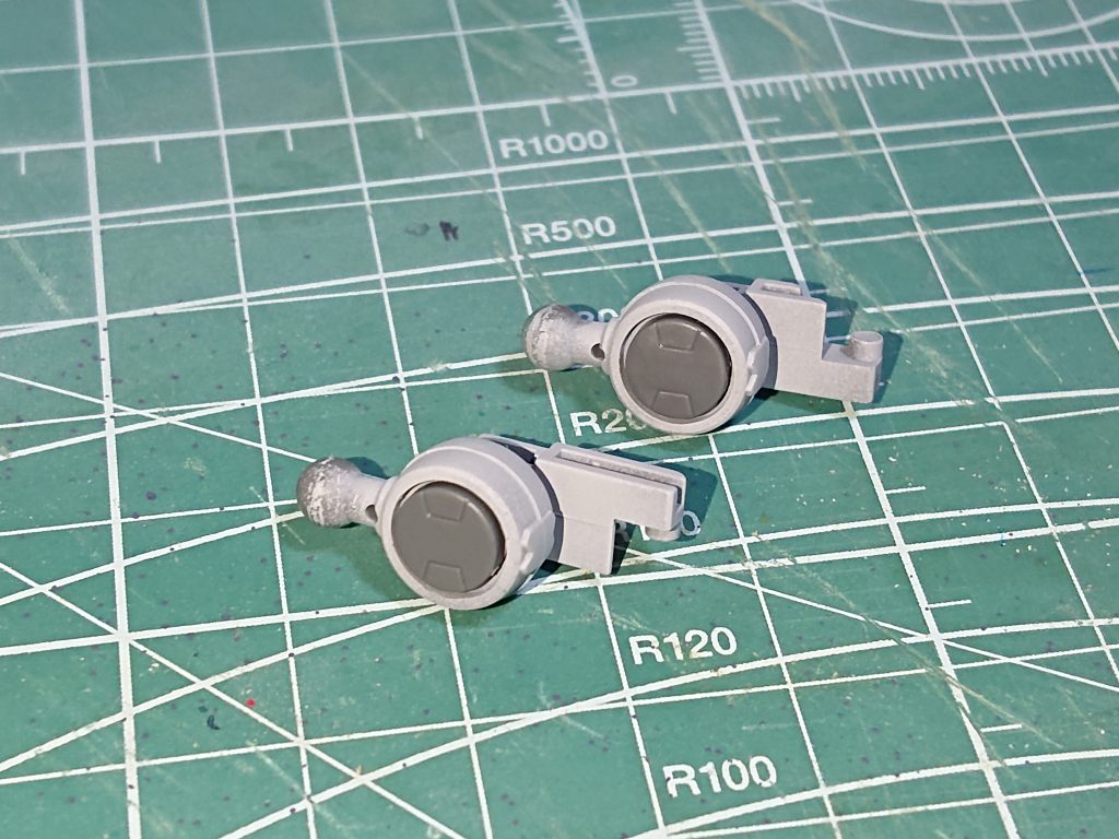 ヴィダールの足の加工です。ディテールアップパーツを取り付けて抜けないようにしてあります。