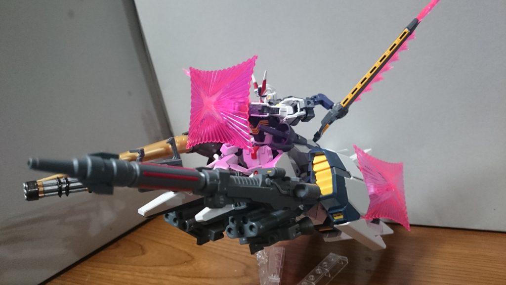 ビーム・シールドを展開して突撃姿勢!