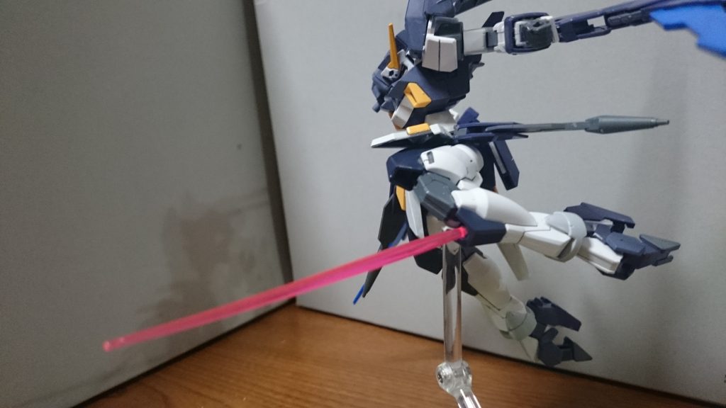 ・ビームニードルGバウンサーのニードル射出機構をビーム兵器に改造コンセプトはBFのジュリアン先輩のゲロビームのような、「設定を理解してるほど初見殺し」といった感じに