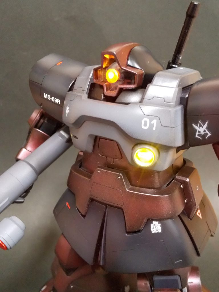 モノアイと胸部拡散ビームを点灯しています。スイッチは4箇所あり、モノアイ、拡散ビーム、背部バーニア、脚部バーニアの4箇所の組み合わせで点灯できます。