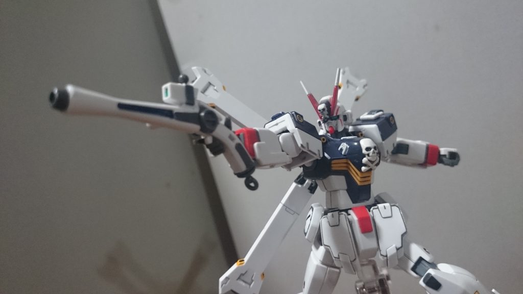 DUST時点で存在してるクロスボーンは3種類。新作に登場する設計通りのX-11(ロスコ機)木星技術との折衷案なX-12(未登場) そしてDUST本編でニコルくんが駆った、量産化目的のコストダウン機、X-13