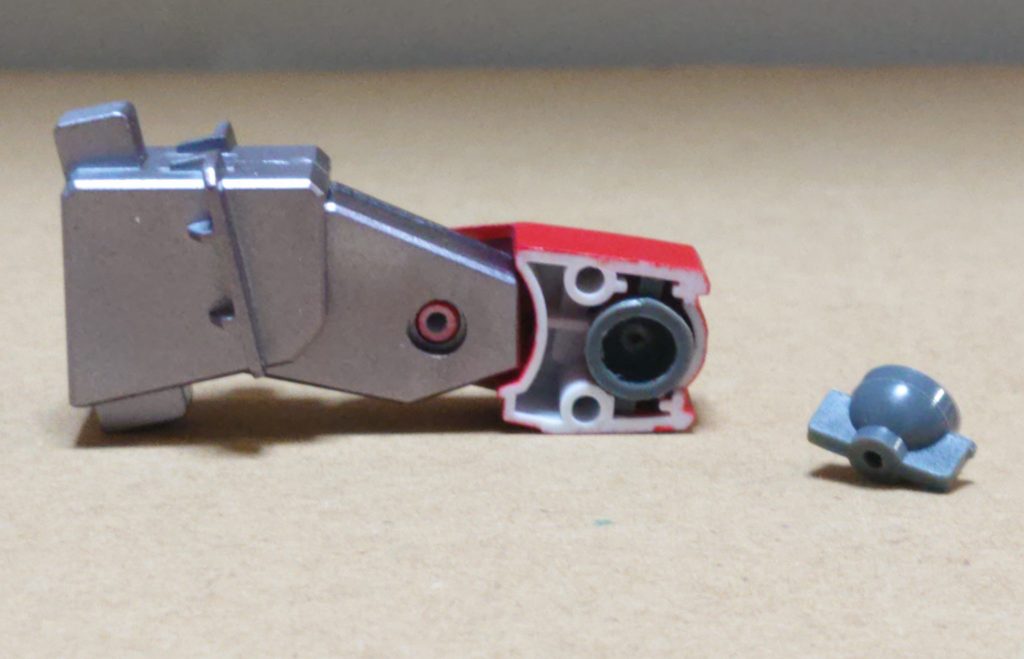 セラヴィーの腕のポリキャップには本来のモノとは別のポリキャップを使用し可動域の向上、破損しにくくなっています。