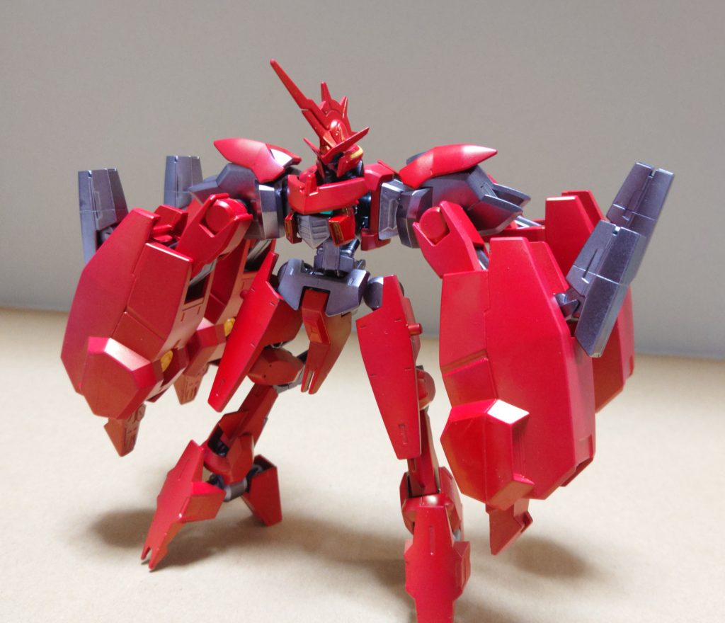 キマリスヴィダールの頭部にセラフィムのフェイスパーツ、グレイズの胴体にバクトの腰、セラヴィーの脚、ユーゴーの下半身で制作。サフを吹き、ガンダムマーカーレッドとヘビーガンメタリックで塗装。