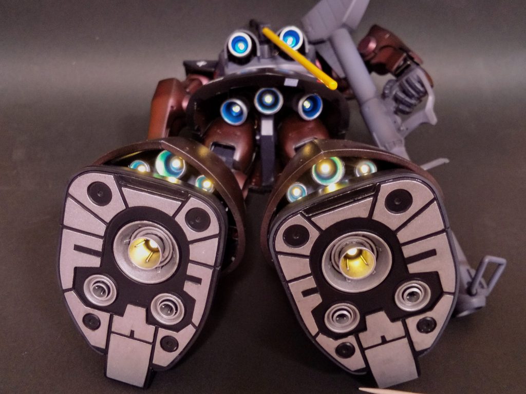 背中に2つ、腰に3つ、ふくらはぎに3つ×2、足裏バーニア追加作成×2、モノアイ、拡散ビームでLED合計15個…頑張りました😆