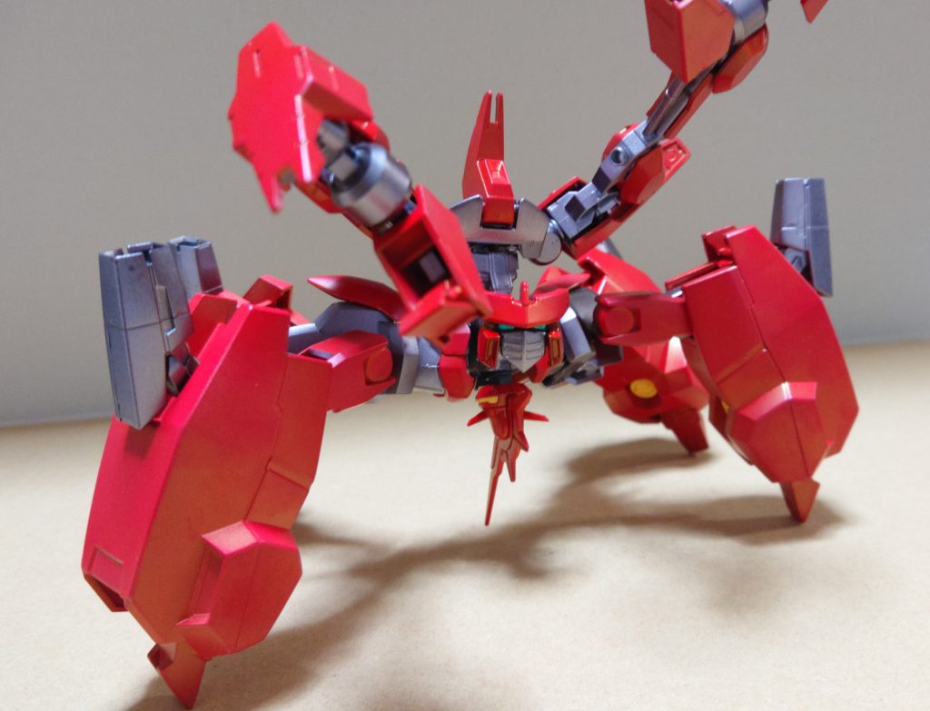 腕に付いた砲台で遠距離攻撃も可能。