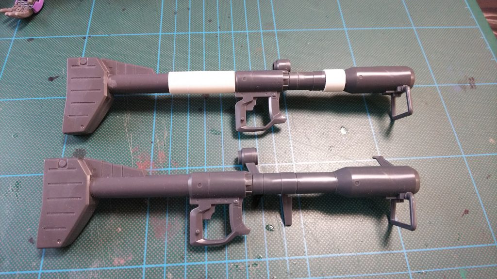 このキット最大の難点はジャイアントバズーカが短く、取り回しが狭いのでバズーカの延長をしました。持ち手後ろを長めにプラパイプにて延長しています。これで肩に掛けるバズーカになります。やはりドムといえばバズーカは脇差しよりも肩掛けだろうと自分の妄想を再現してみました。