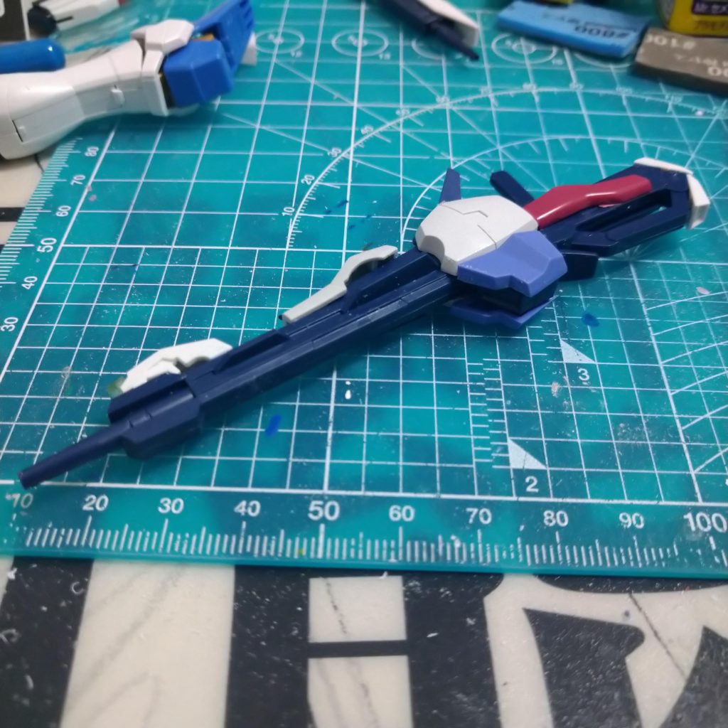 ビームランチャーアメストフリのライフルをベースにジャンクパーツを合わせて装飾しています