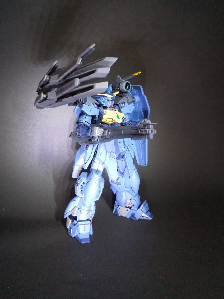 既存のジェミナスに追加装備をする形のキット武装は大型ビームライフルとミサイルポット、シールドになりますコミックガンダムEXAだとビームサーベルも使ってたので、改造で持たせたいですね