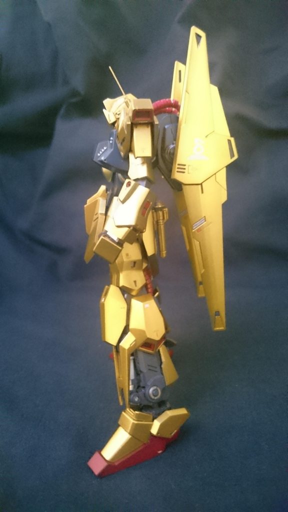 シリンダーは足首に基部を移動して可動式にしました。