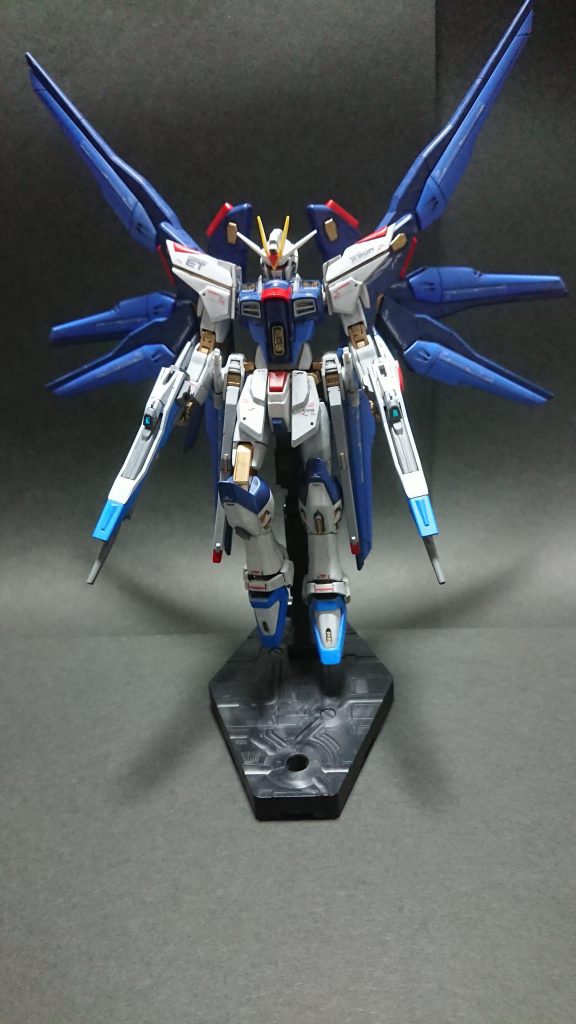 ビームライフルの配色をフリーダムっぽい感じにした事で大分イメージが変わった感じがします。腹部ビーム砲は丸みを帯びたデザインが気になったので市販の長方形スラスターの形に合うように削り納めています。